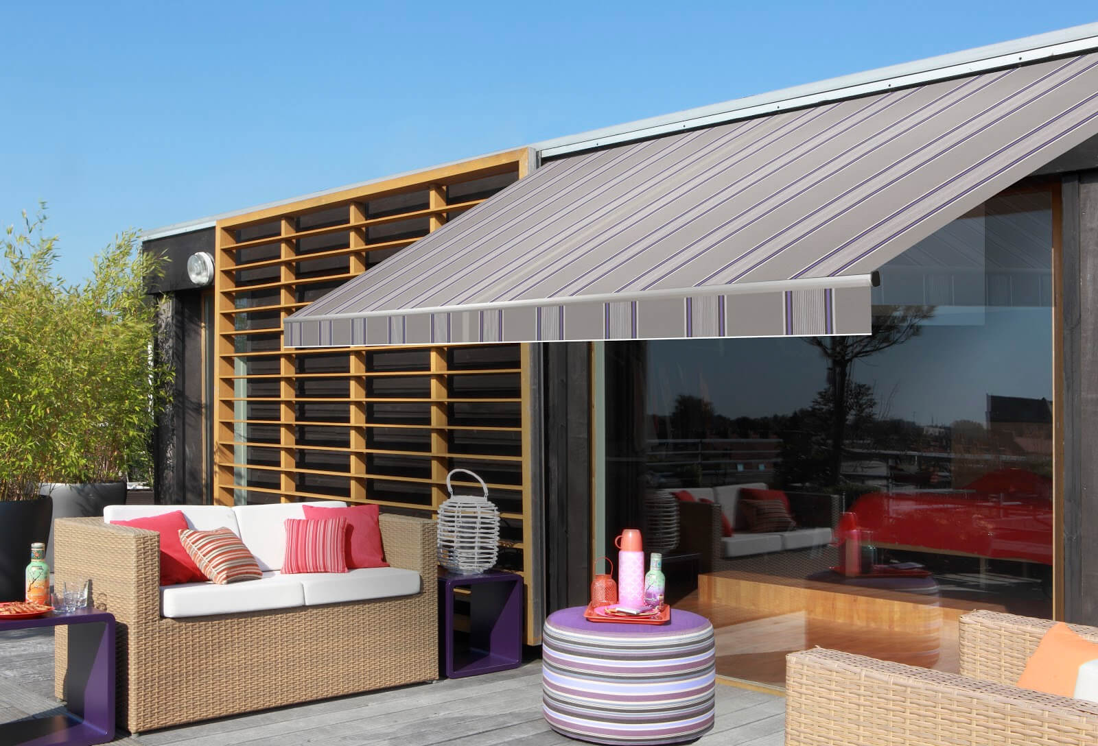 RETRACTABLE AWNING