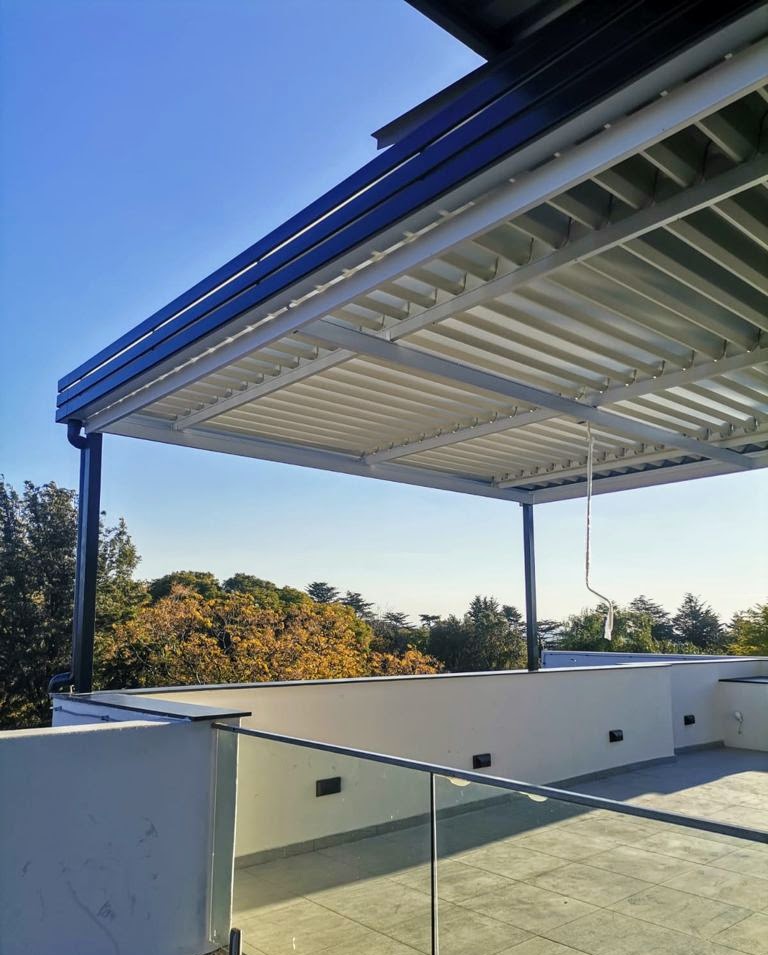 RETRACTABLE PERGOLA ROOF