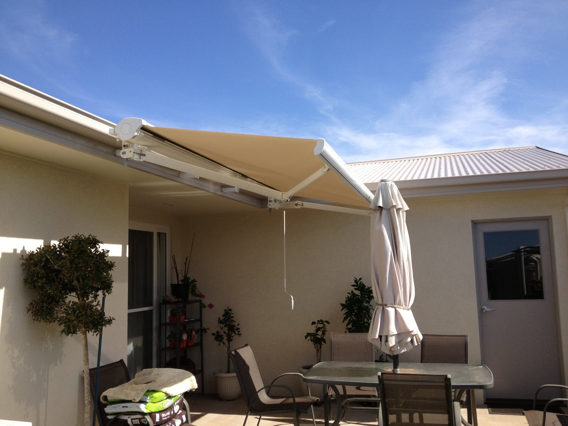 Retractable awnings Manufacturing Company in Nairobi-We supply and install the manual and motorized retractable awnings in Kenya-Uganda-Tanzania-Rwanda-Burundi-Somalia-South Sudan-Congo