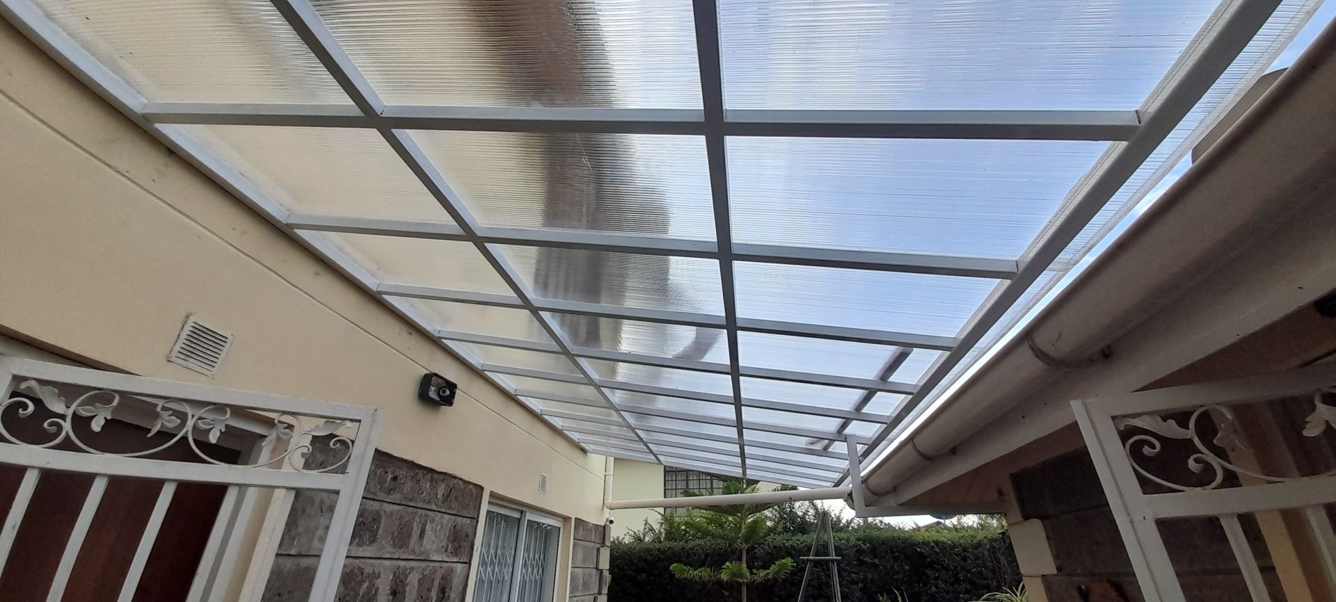 Polycarbonate outdoor shade cover for a courtyard and an alley