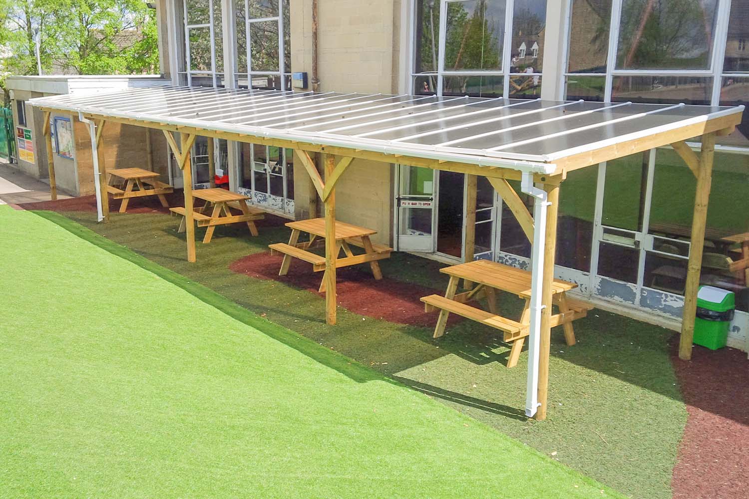 Polycarbonate roofing solution for an outdoor seating area