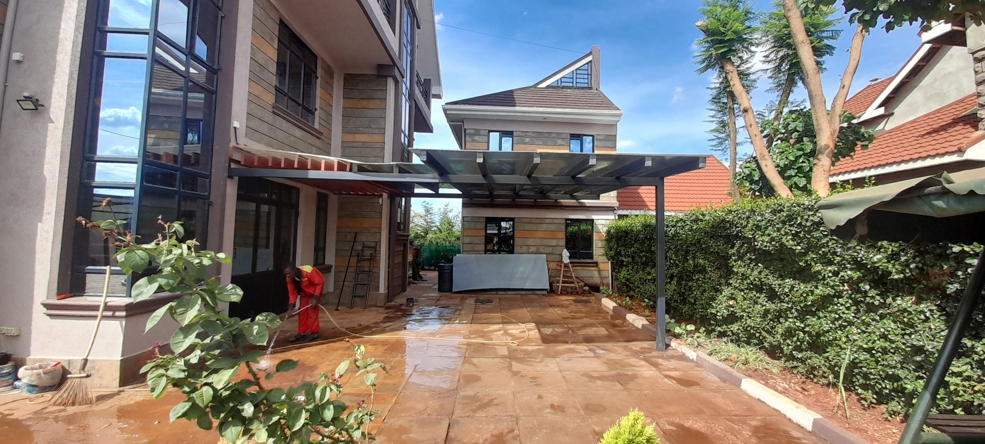 Polycarbonate roofing for a garden pergola