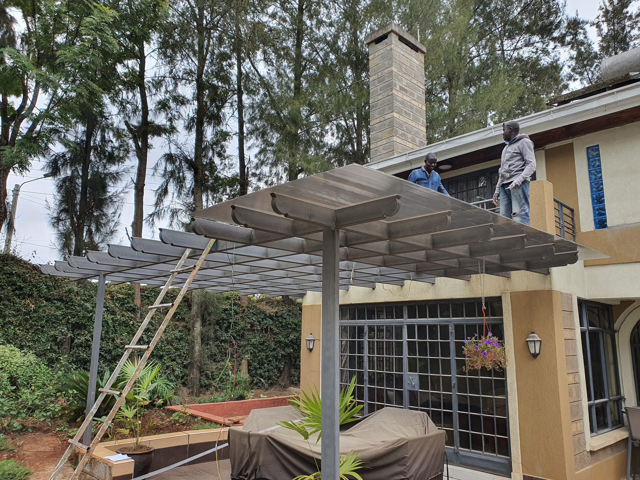 Polycarbonate cover for a backyard pergola